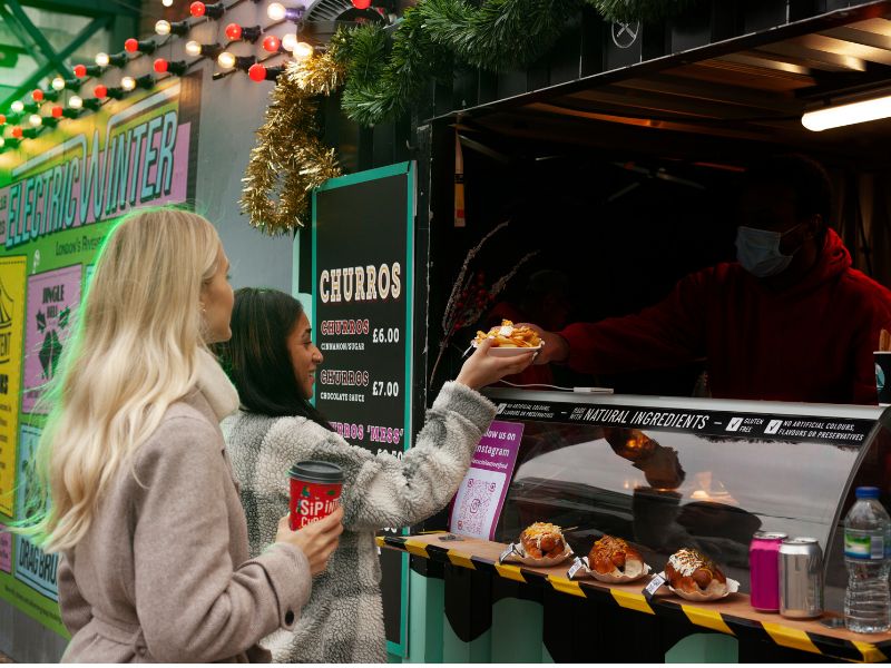 Foodtruck met een klant